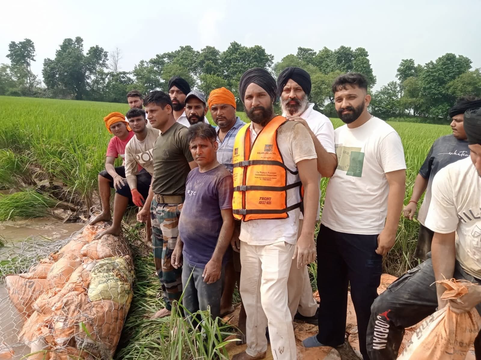 ਬੁਰਜ ਟਹਿਲ ਦਾਸ ਵਿਖੇ ਧੁੱਸੀ ਬੰਨ੍ਹ ’ਚ ਪਏ ਪਾੜ ਨੂੰ ਪੂਰਨ ਦਾ ਕੰਮ ਲਗਾਤਾਰ ਜਾਰੀ